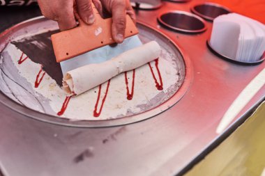 Pişirme işlemi Tay dondurma sokakta kızarmış.