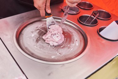 Pişirme işlemi Tay dondurma sokakta kızarmış.