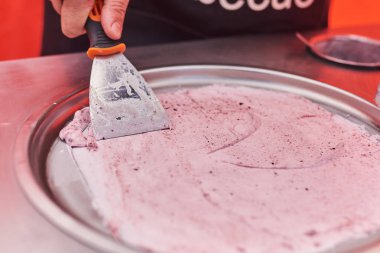 Pişirme işlemi Tay dondurma sokakta kızarmış.