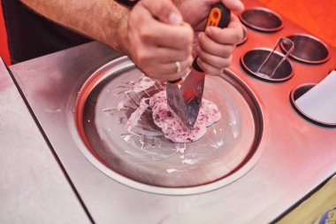 Pişirme işlemi Tay dondurma sokakta kızarmış.