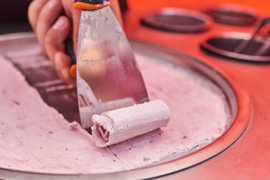 Pişirme işlemi Tay dondurma sokakta kızarmış.