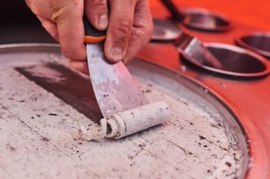 Pişirme işlemi Tay dondurma sokakta kızarmış.