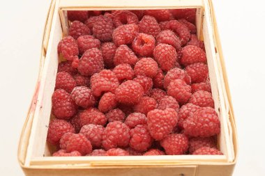 Sepet lezzetli kırmızı ahududu. 