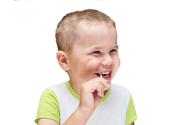 En liten pojke med en godis pinne i munnen. — Stockfoto
