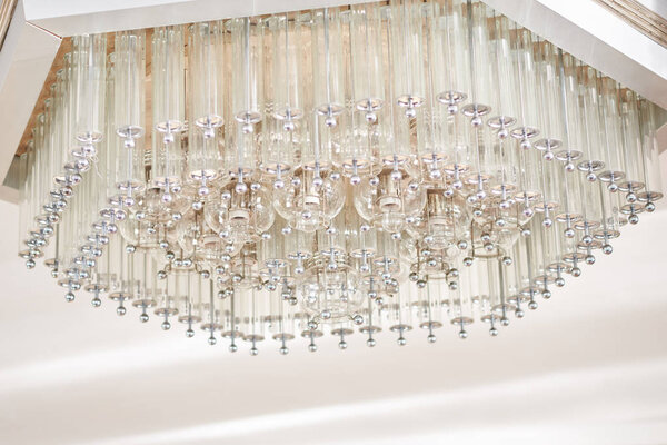 Старая большая люстра
 