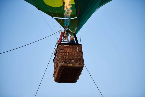 The basket of the balloon from below — Stock Photo, Image