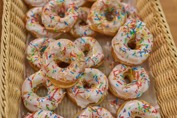 Os donuts no esmalte da loja — Fotografia de Stock