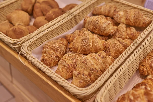 Rouleaux avec écrous au supermarché — Photo