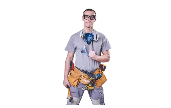 Männlicher Bauarbeiter, Brille und Atemschutzmaske, Hammer in der Hand, isoliert auf weißem Hintergrund. — Stockfoto