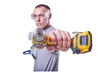 Adam, Builder, Gözlük, beyaz arka plan üzerinde izole elinde tornavida.