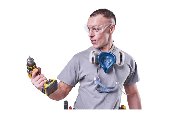 Hombre, constructor, gafas, destornillador en la mano, aislado sobre fondo blanco . — Foto de Stock