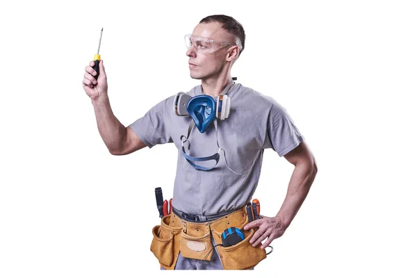 Homem, Construtor, óculos, chave de fenda na mão isolado no fundo branco . — Fotografia de Stock