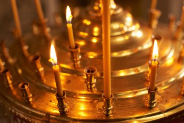 Kilisede yanan mum.