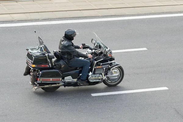 Мотоциклист на большом мотоцикле в городе — стоковое фото