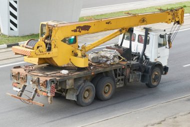 Şehirde vinç ile eski araba