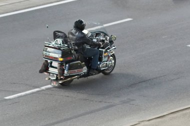 Şehirde büyük bir motosiklet üzerinde Motosikletçi