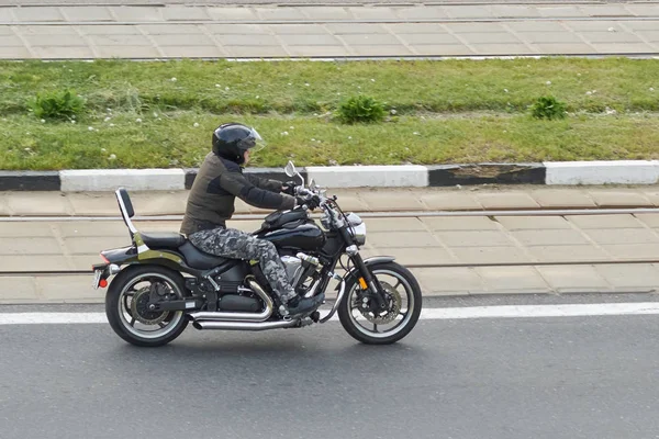 Человек на мотоцикле в городе — стоковое фото