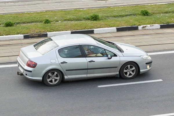 Carro de passageiros prata na cidade — Fotografia de Stock