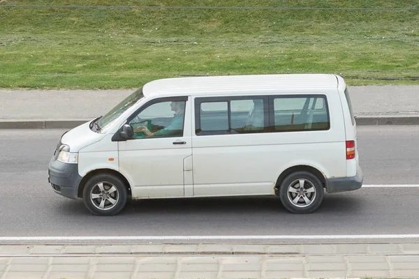 Minibus de passageiros brancos na cidade — Fotografia de Stock