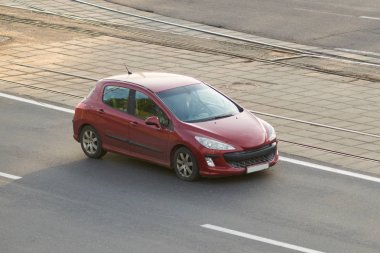 Şehirde binek oto kırmızı