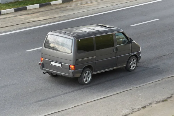 Minibus cinza escuro na vista traseira da cidade — Fotografia de Stock