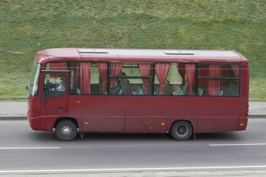 Şehirde kırmızı yolcu otobüsü