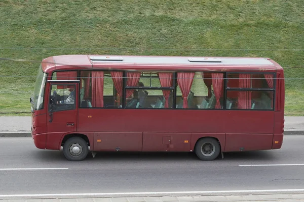 Roter Personenbus in der Stadt — Stockfoto