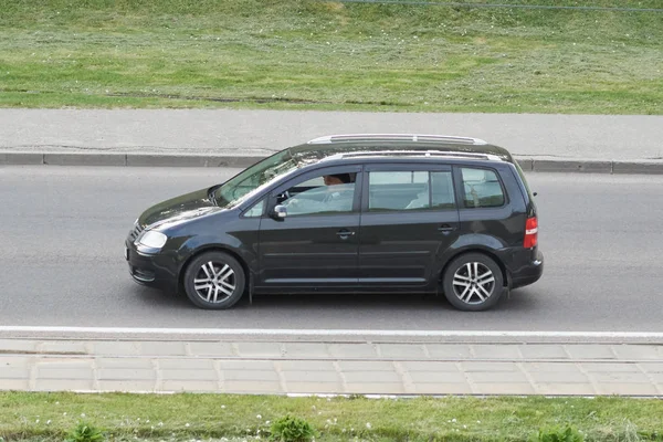 Carro de passageiros preto na cidade — Fotografia de Stock