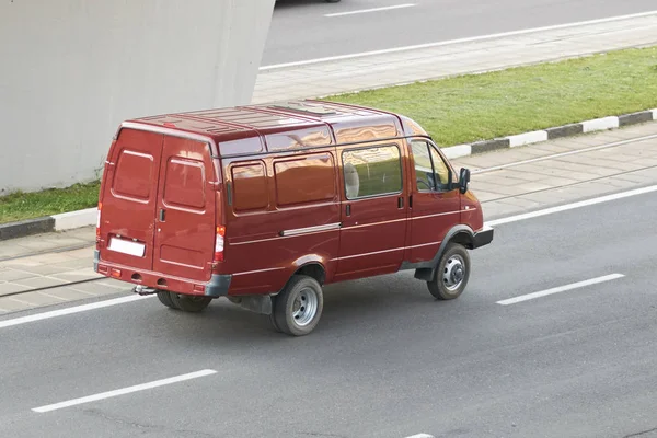 Minibus vermelho na vista traseira da cidade — Fotografia de Stock
