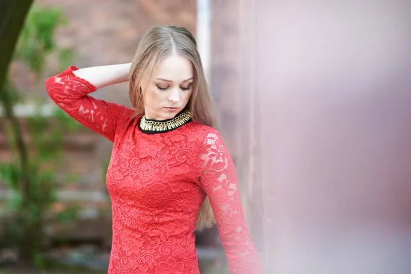 Портрет красивой блондинки в красном платье — стоковое фото