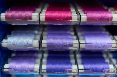 Makaralar dükkanda standında karışık renkler dikiş iplik, seçici odak, arka plan dokusu