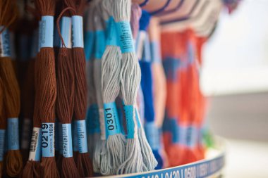 Dükkanda standüzerinde çok renkli diş ipi, seçici odak