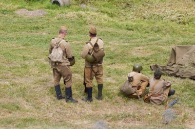 Sovyet askerleri savaştan önce dinleniyor.