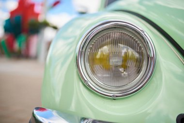 Eski sevimli arabanın ön farı, yeşil