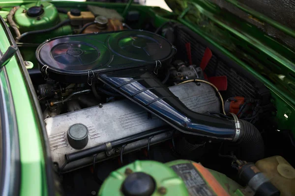 Μηχανή ενός παλιού ισχυρού αυτοκινήτου, πράσινο, με ανοιχτό καπό — Φωτογραφία Αρχείου