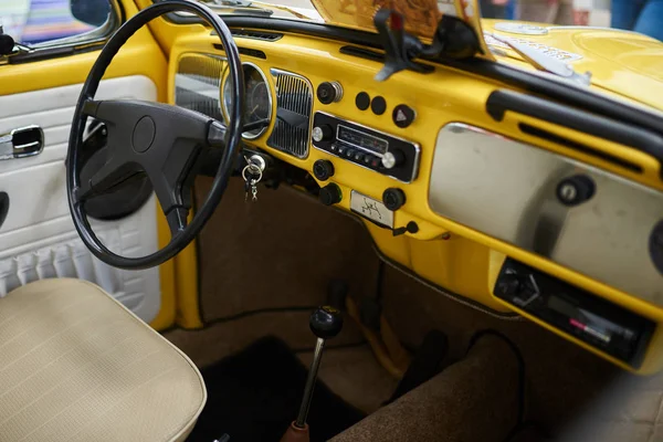 Salon d'une vieille petite voiture, jaune — Photo