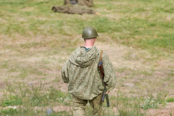 Soldado soviético con una ametralladora desde atrás —  Fotos de Stock