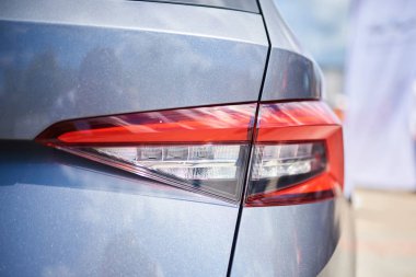 Gri bir spor otomobilin arka farı