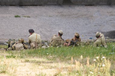 Sovyet üniformalı askerler, durağa, nehir kıyısında, arkadan