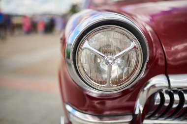 Olağandışı ön far, eski bordo araba