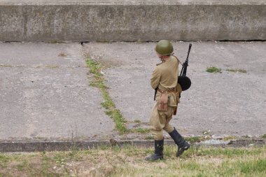 Sovyet üniformalı bir asker, sırtından saldırı tüfeğiyle.
