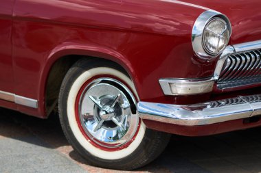 Olağandışı ön far, eski bordo araba