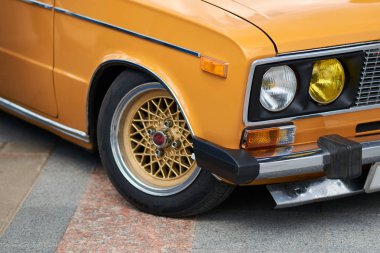 Olağandışı ön far, eski bordo araba