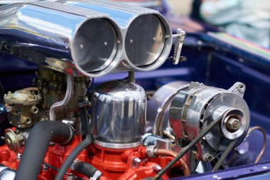 Eski güçlü bir arabanın motoru, bir pompa ile, temiz
