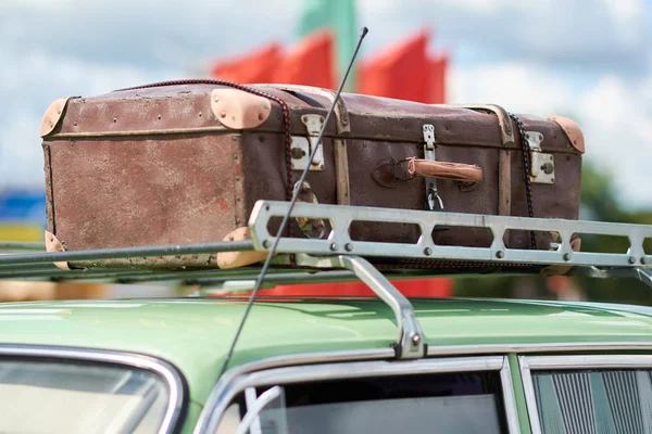 古い車の屋根の上のスーツケース — ストック写真