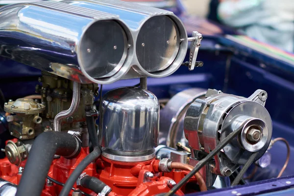 ポンプ付きの古いパワフルな車のエンジンは、クリーン — ストック写真