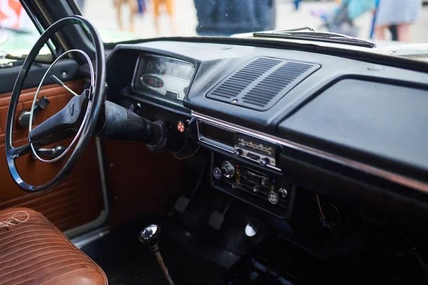 Salon d'une vieille petite voiture — Photo