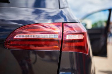 Siyah bir spor otomobilin arka farı