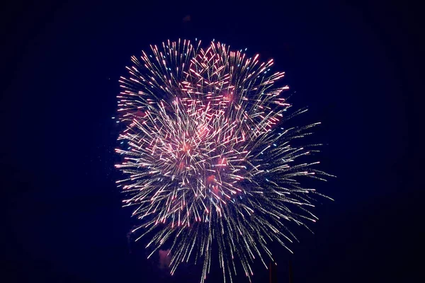 Goedkope heldere sprankelende vuurwerk, roze, met Haze, op de nachtelijke hemel, achtergrond textuur — Stockfoto