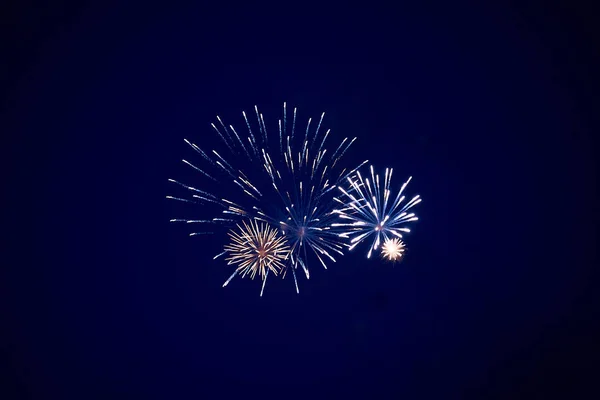 Goedkope heldere vuurwerk, wit, in de nachtelijke hemel — Stockfoto